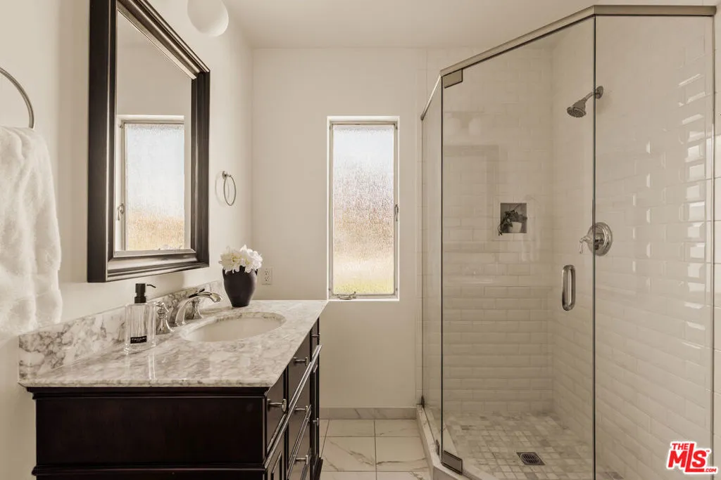 5124 S Corning Avenue, Los Angeles, California 90056 home-pic-19